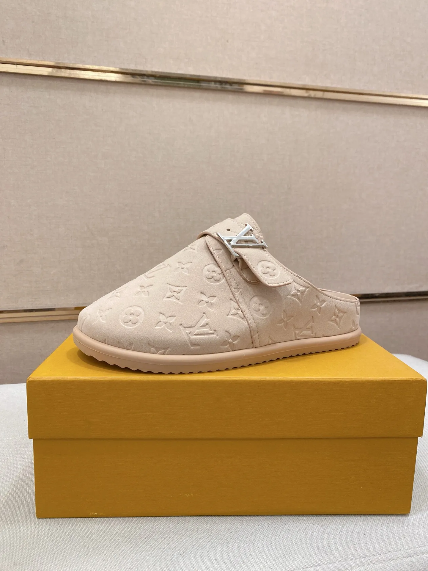 Men's shoes 💰: 360💰LV made 🔍Top purchasing agents, men's spring and summer slippers are available at the same counter. The uppers are made of Italian imported denim with logo graphics and high-quality craftsmanship. The soles are original soles specially provided by the original factory. The exclusive movable molded soles are super comfortable. Original factory follow-up products. 🔍🔍High quality. You can enter and exit the counter at will. Welcome to compare. The code number is 38-44.